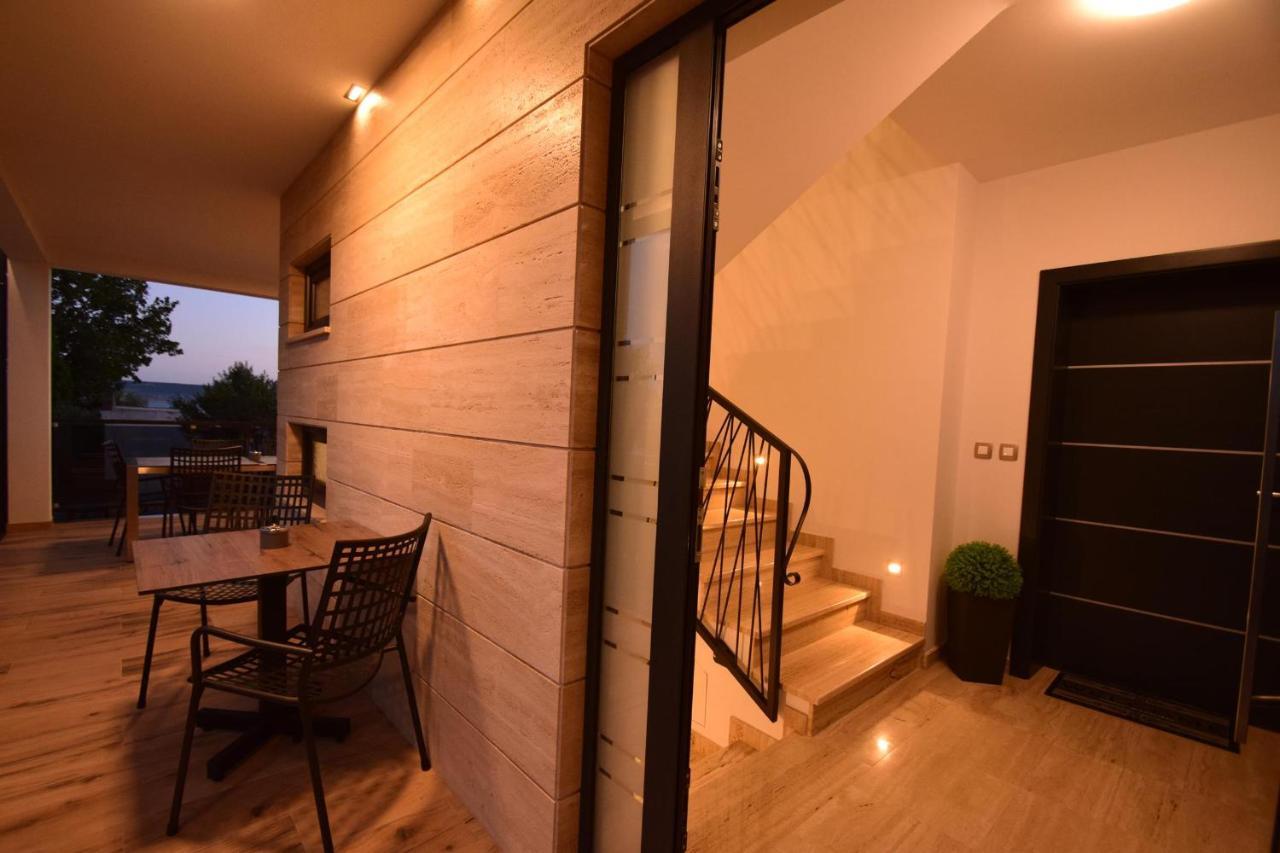 Villa Apartments Filip Starigrad Paklenica Exterior foto