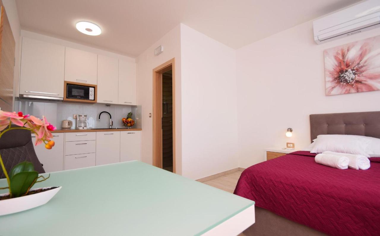 Villa Apartments Filip Starigrad Paklenica Exterior foto