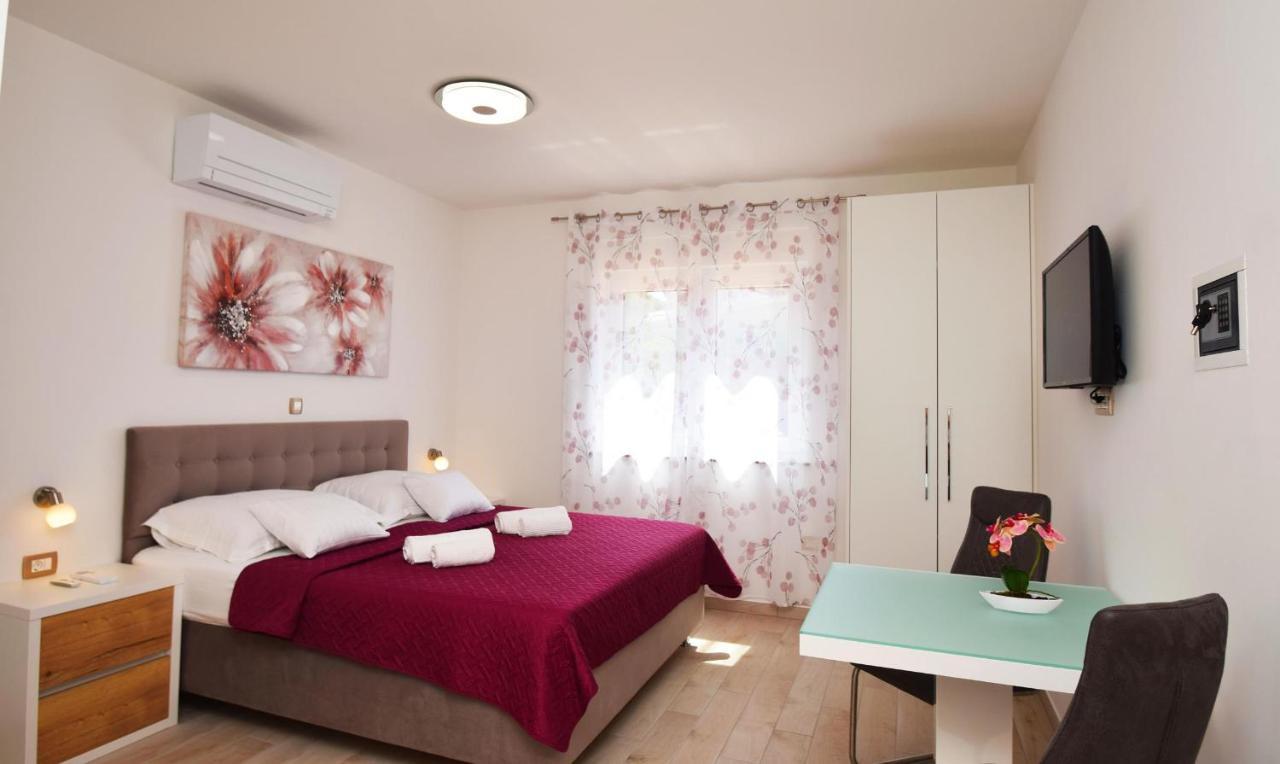 Villa Apartments Filip Starigrad Paklenica Exterior foto